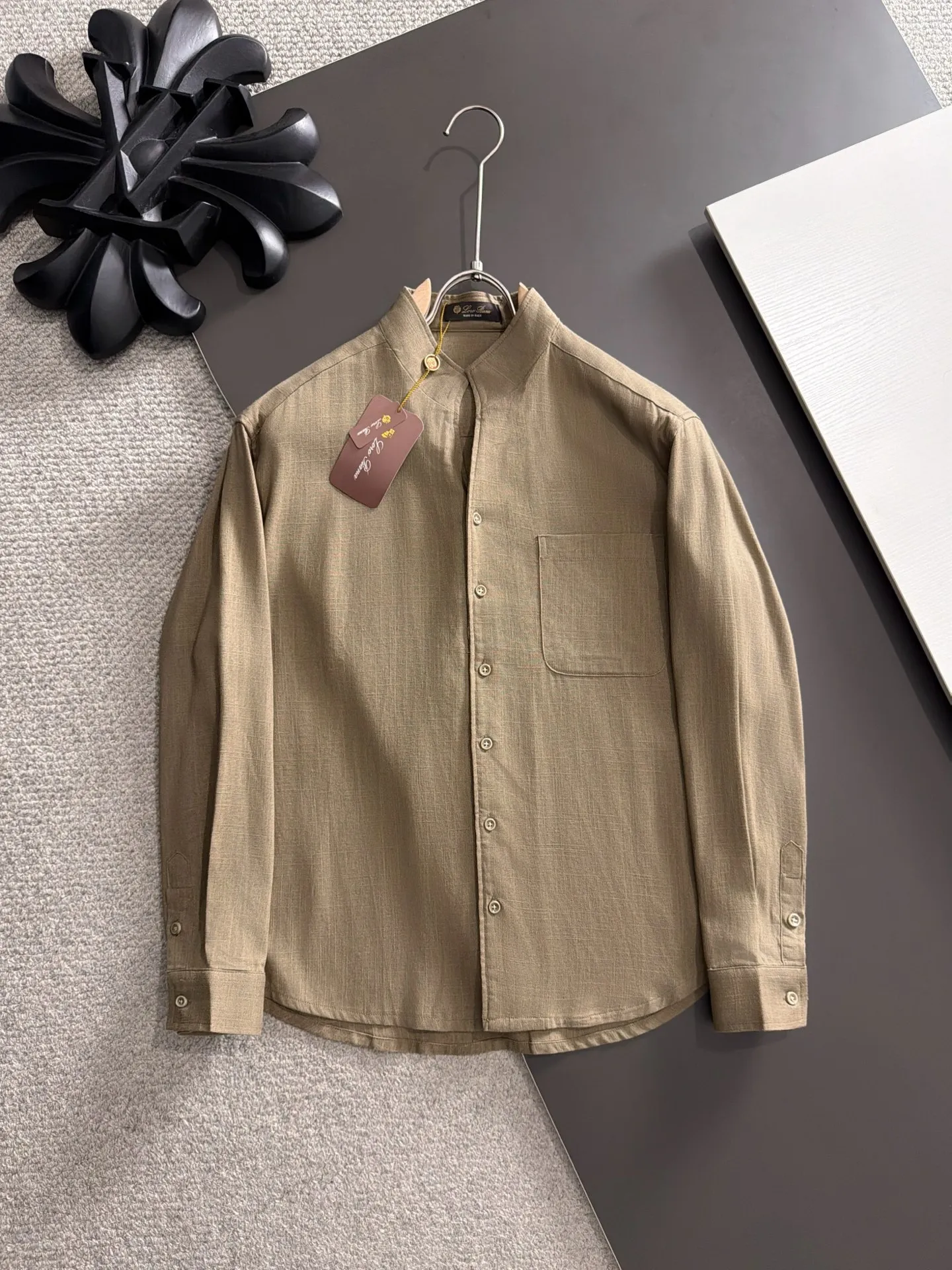 Next day shipment LP high quality Loro Piana 26ss autumn and winter New Arrival linen shirt set Made of one-on-one combed cotton yarn knitted linen fabrics, no pressure in and out of the counter Exclusive control of raw materials It feels substantial when weighed, and the upper body is more textured than ordinary T-shirts. This texture can cope with the weather easily and is suitable for both hot and cold! Loose fit design, looks noble. The only correct version is available Size: M to XXXL